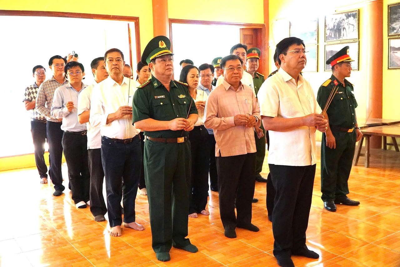 Bí thư Tỉnh ủy An Giang Nguyễn Tiến Hải cùng các ứng cử viên đại biểu Quốc hội khóa XVI, nhiệm kỳ 2026 - 2031, đơn vị bầu cử số 1, đã đến dâng hoa, dâng hương tại Đền Thổ Châu.