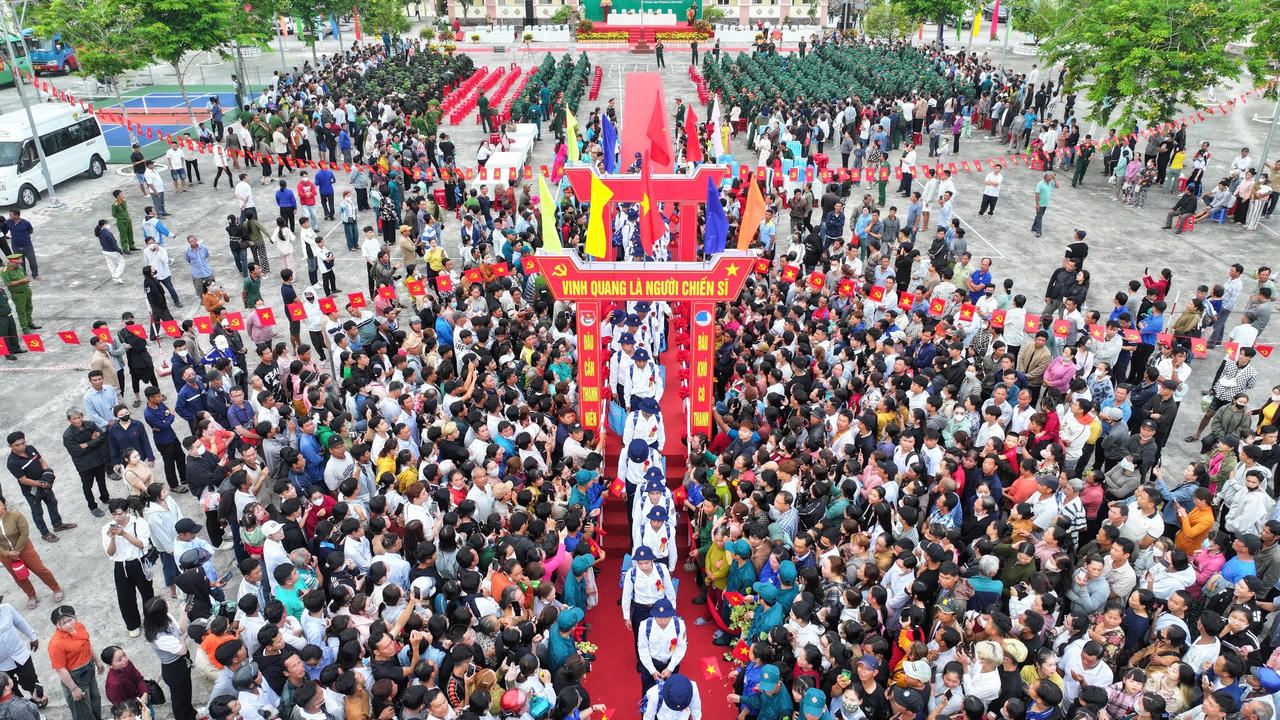 Các chiến sĩ mới bước qua Cổng vinh quang, sẵn sàng lên đường thực hiện nhiệm vụ bảo vệ Tổ quốc.