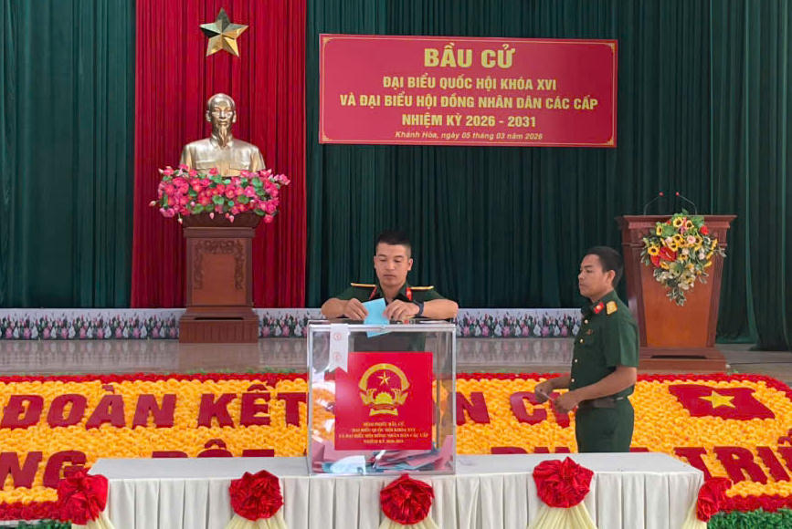 Cán bộ, chiến sĩ Lữ đoàn Đặc công nước 5 bỏ phiếu bầu vào thùng phiếu.