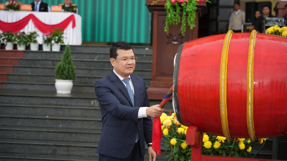 Phó Chủ tịch UBND thành phố Hoàng Hải Minh đánh trống tại buổi lễ.