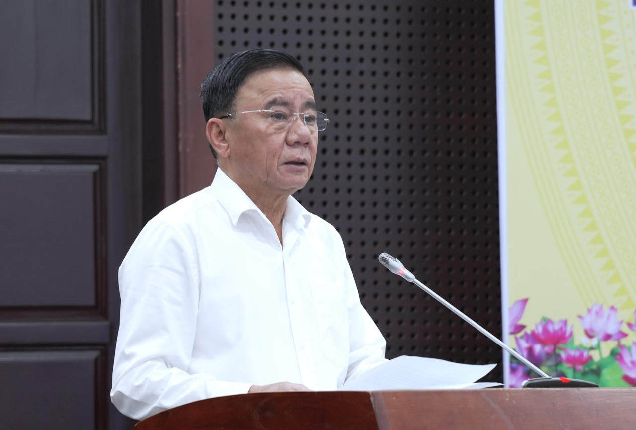 Thường trực Ban Bí thư Trần Cẩm Tú trình bày chương trình hành động tại hội nghị tiếp xúc cử tri. 