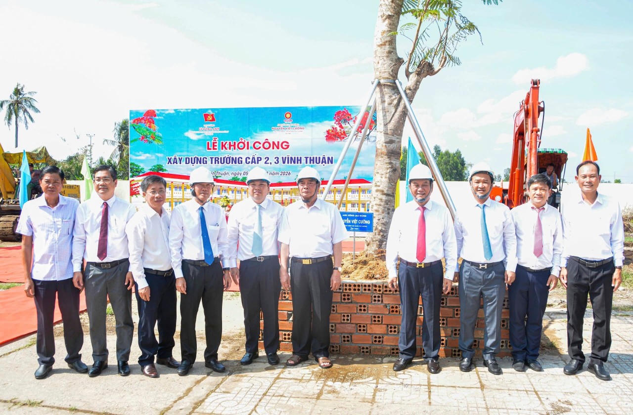 Các đại biểu trồng cây và chụp hình lưu niệm