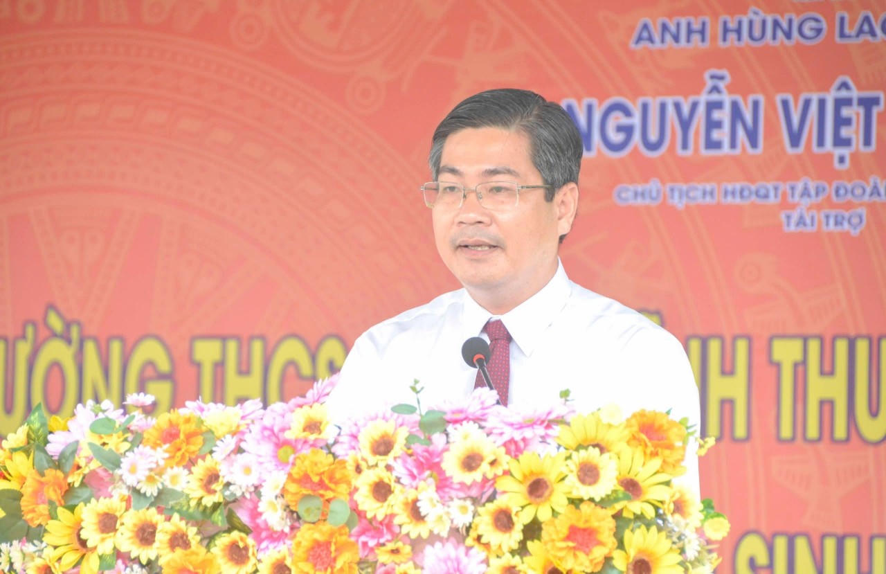 Chủ tịch UBND xã Vĩnh Thuận Huỳnh Ngọc Nguyên phát biểu tại buổi lễ