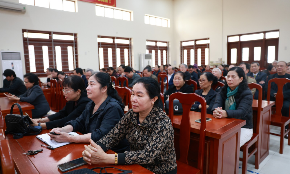 Cử tri tham gia buổi tiếp xúc.