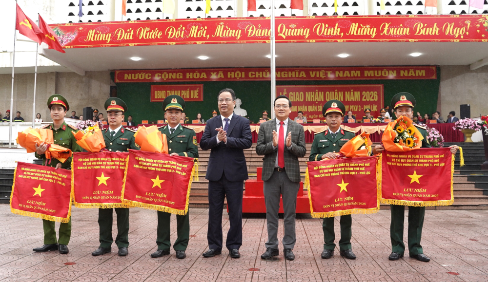 Phó Bí thư Thường trực Thành ủy Phạm Đức Tiến tặng hoa các đơn vị nhận quân.