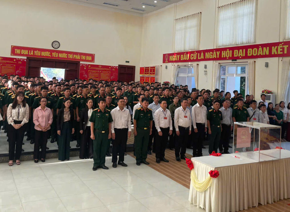 Các đại biểu tại&nbsp;lễ khai mạc bầu cử sớm, khu vực bỏ phiếu số 4.