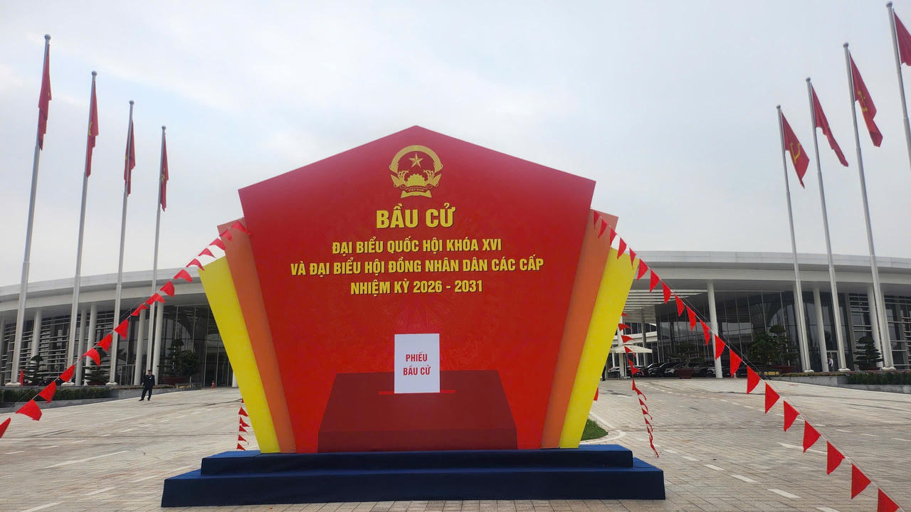 Những tấm pano, băng rôn, khẩu hiệu tuyên truyền cho ngày bầu cử đã được lắp đặt.