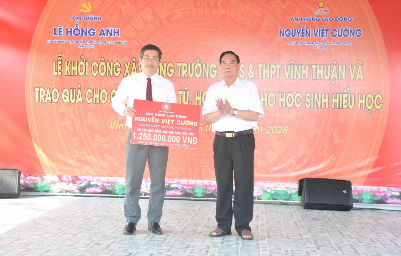 Đại tướng Lê Hồng Anh, Nguyên Uỷ viên Bộ Chính trị, nguyên Thường trực ban Bí thư Trung ương Đảng trao tặng biểu trưng Quỹ học bổng cho xã Vĩnh Thuận với tổng kinh phí 1,250 tỷ đồng