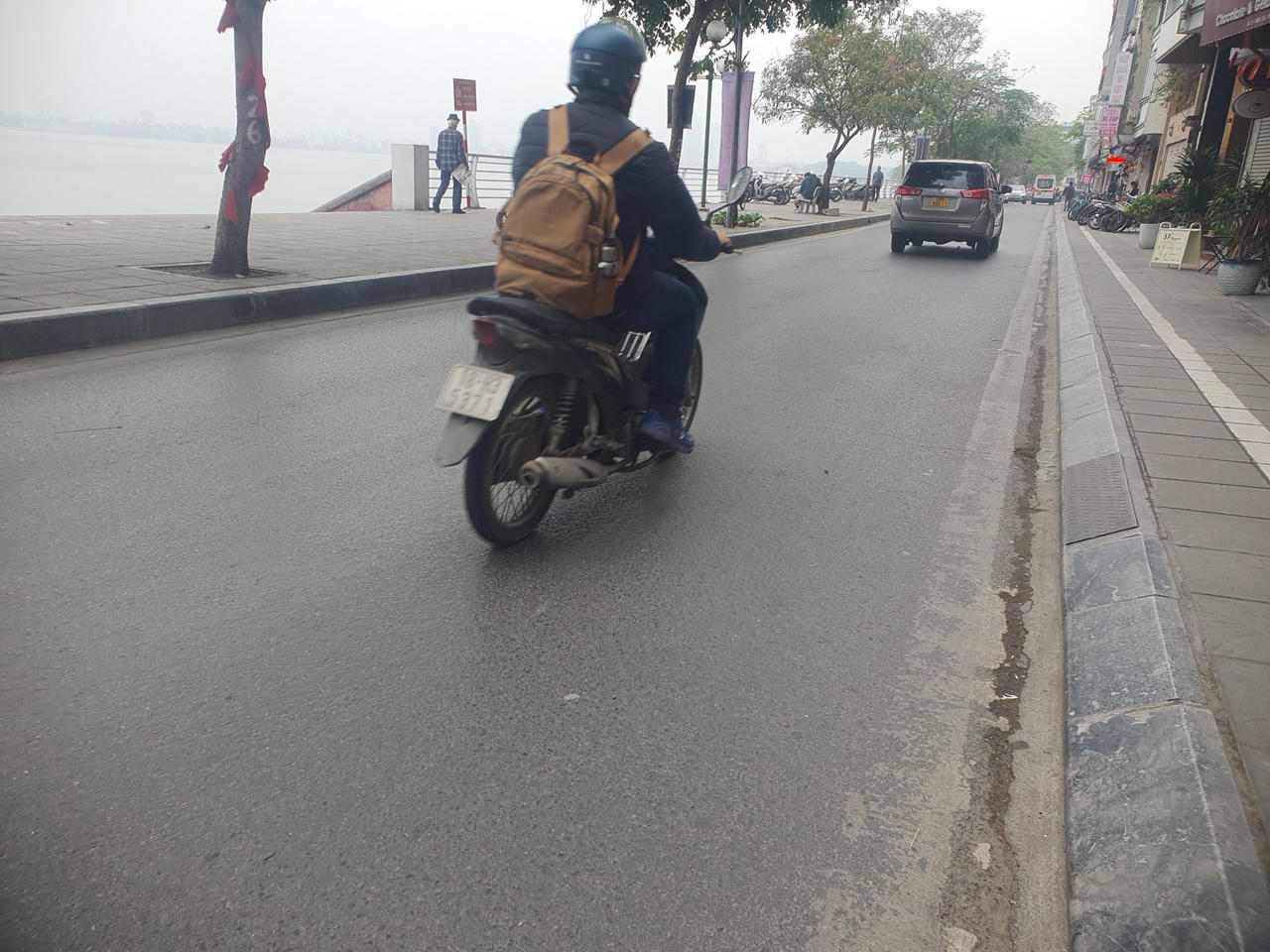 Công tác duy trì vệ sinh môi trường góp phần giữ gìn cảnh quan khu vực Hồ Tây.