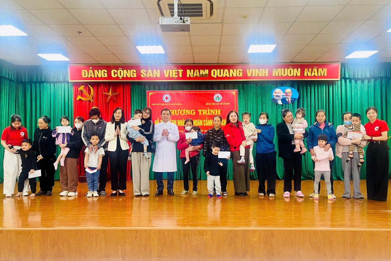 Những phần quà được trao cho các bệnh nhân có hoàn cảnh khó khăn tại  Bệnh viện Nhi Hải Dương.