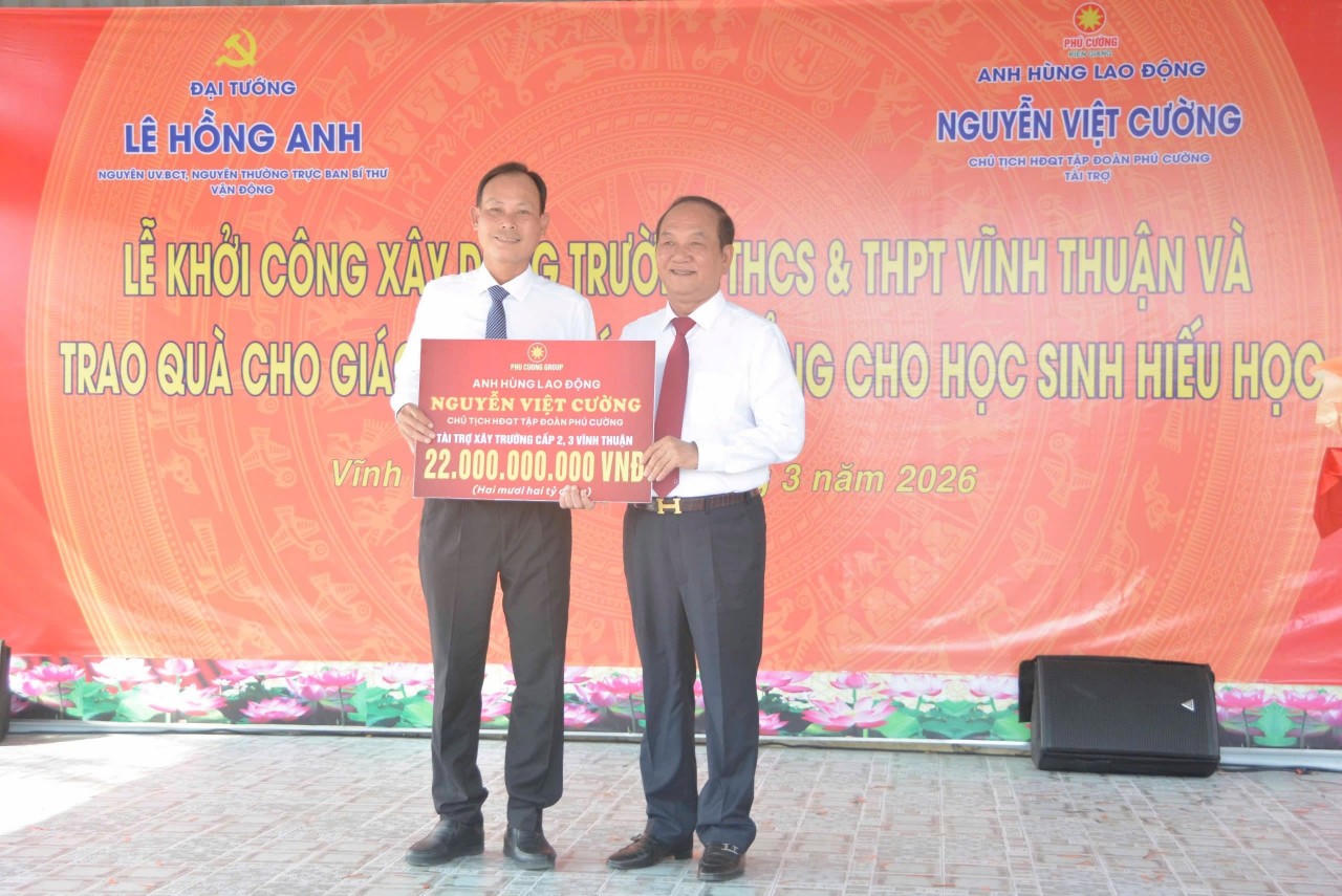 Anh hùng lao động Nguyễn Việt Cường, Chủ tịch HĐQT Tập đoàn Phú Cường trao bảng biểu trưng 22 tỷ đồng tài trợ xây dựng 20 phòng học và thiết bị học tập cho lãnh đạo xã Vĩnh Thuận