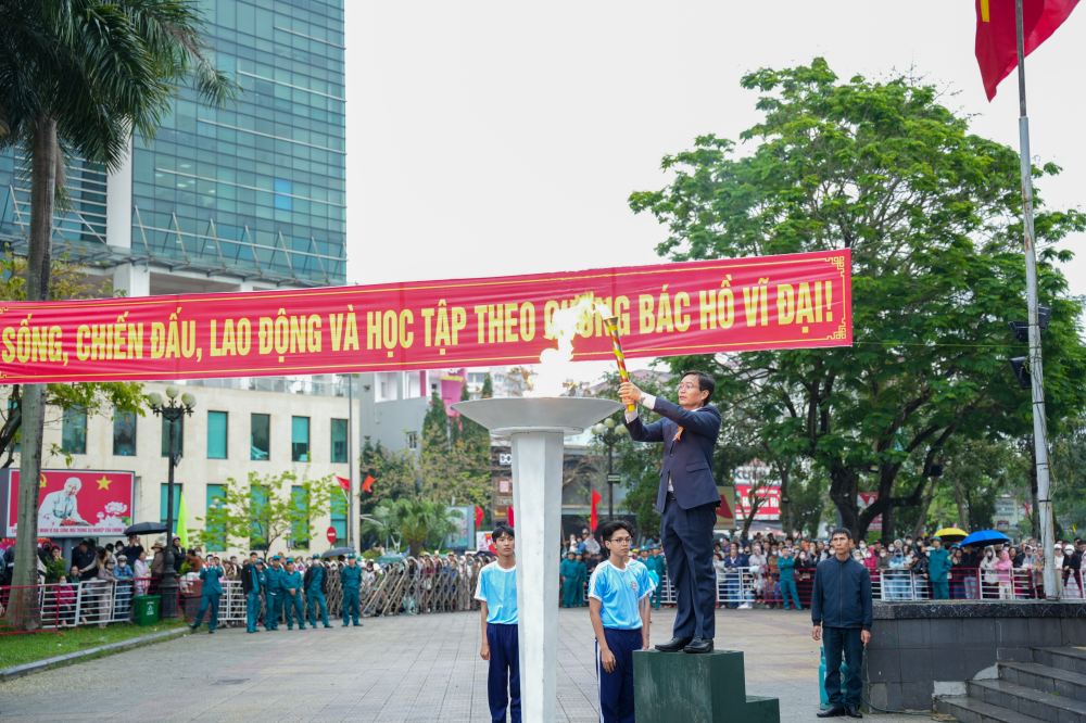 Bí thư Thành ủy Nguyễn Đình Trung thắp đuốc tại lễ giao nhận quân.