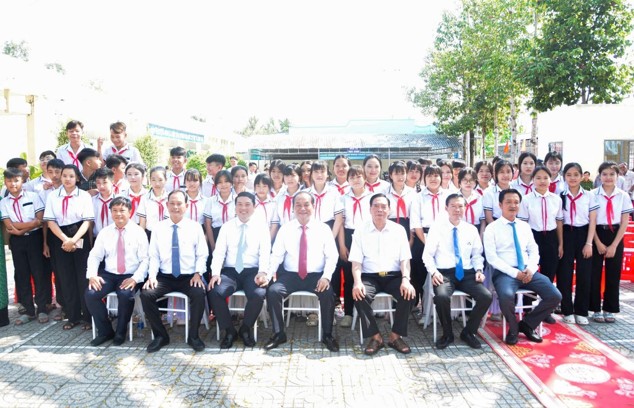 Các đại biểu chụp ảnh lưu niệm cùng học sinh của trường