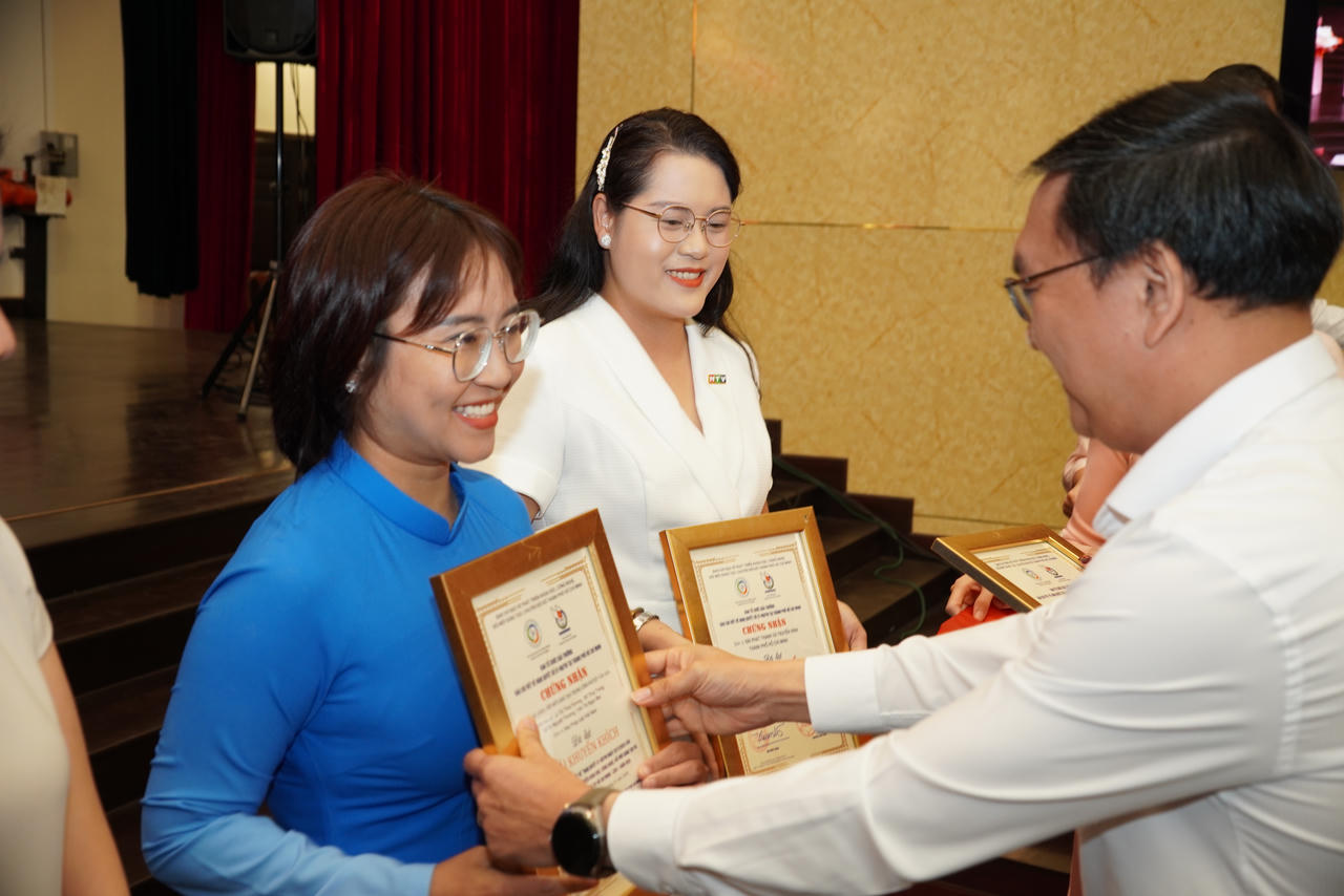 Đại diện nhóm phóng viên Báo Pháp luật Việt Nam vinh dự nhận giải thưởng.