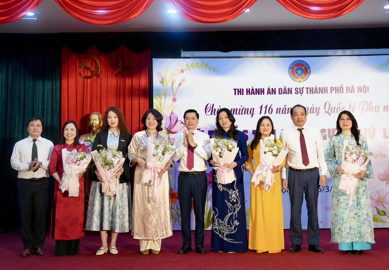 Lãnh đạo THADS Hà Nội chúc mừng các khách mời, đại diện nữ THADS thủ đô nhân dịp 8/3.