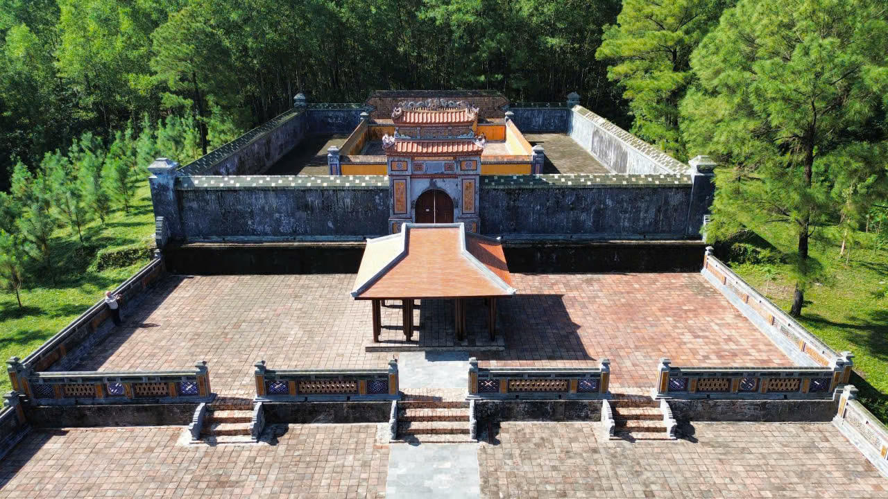 Tháo dỡ nhà rường trái phép trong lăng Hoàng thái hậu Từ Dụ 