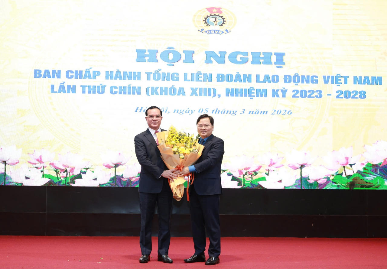 Ông Nguyễn Đình Khang chúc mừng ông Nguyễn Anh Tuấn - tân Chủ tịch Tổng Liên đoàn Lao động Việt Nam