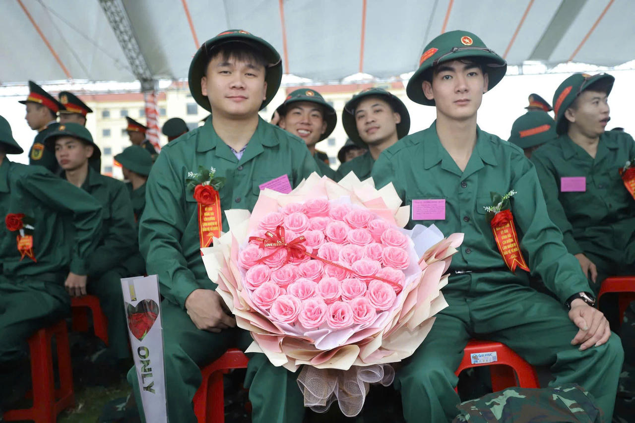  Các tân binh Hà Tĩnh phấn khởi, tự tin lên đường nhập ngũ. (Ảnh: Văn Chung)