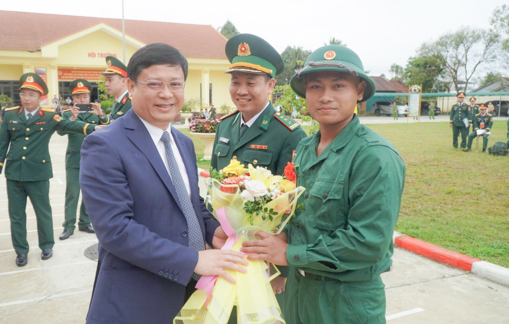 Phó Chủ tịch Thường trực UBND thành phố Nguyễn Thanh Bình tặng hoa chúc mừng các tân binh.