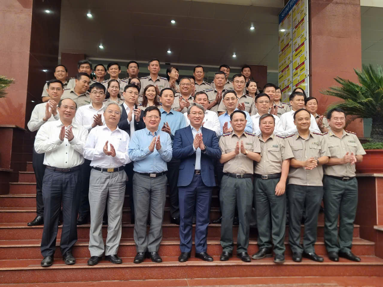 Bộ trưởng Nguyễn Hải Ninh, Thứ trưởng Mai Lương Khôi chụp hình lưu niệm với THADS TP Hồ Chí Minh.