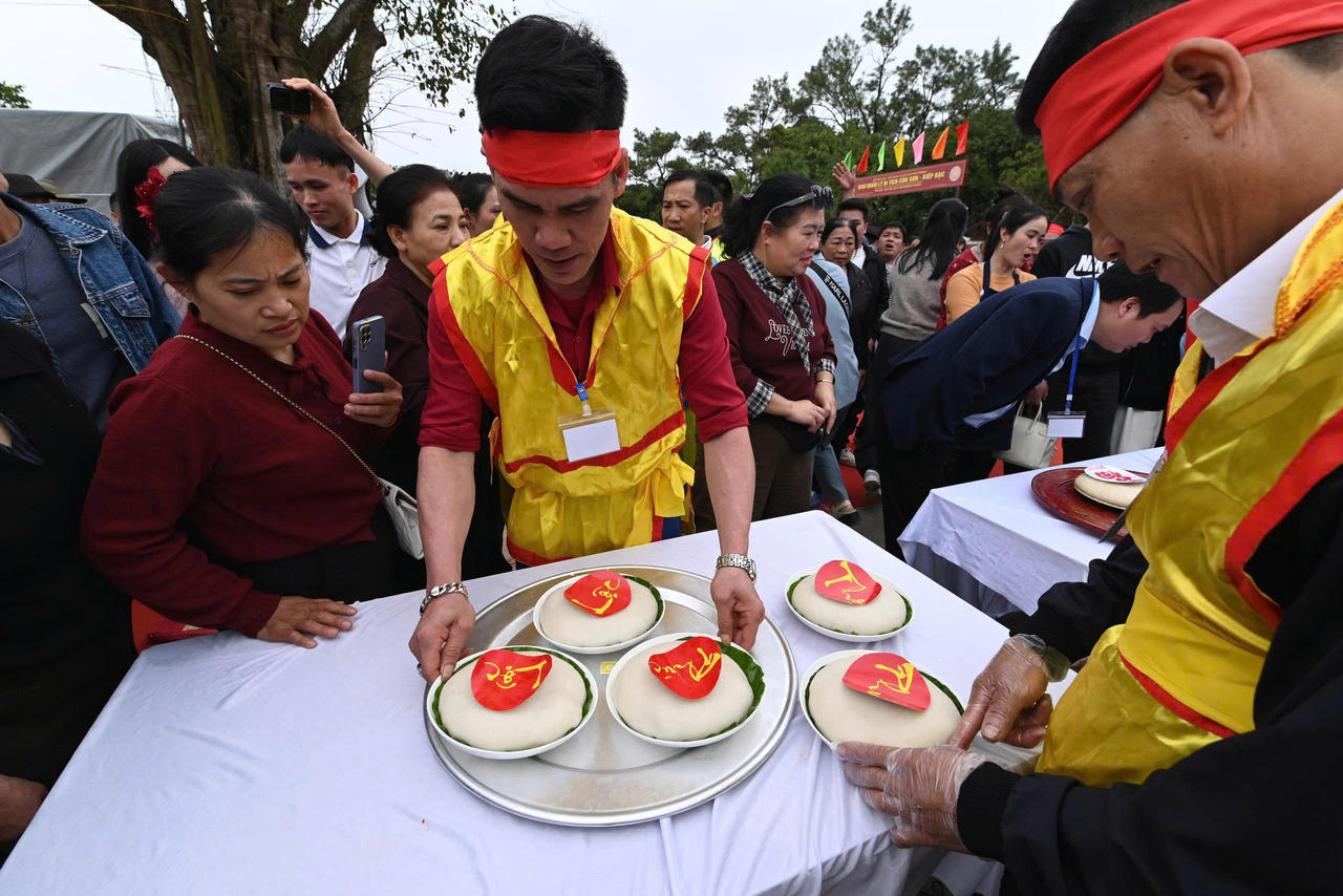 Hội thi gói bánh chưng, giã bánh giầy cũng là một trong những hoạt động đặc sắc của lễ hội.
