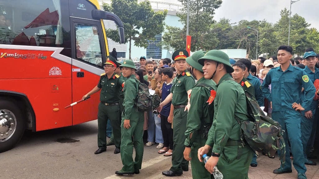Công dân phấn khởi lên đường nhập ngũ.