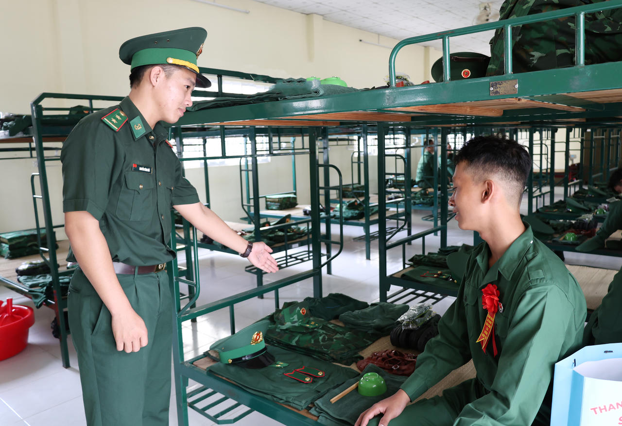 Cán bộ Trung đội giới thiệu với chiến sĩ mới về các quân tư trang. Ảnh: Tuấn Kiệt.