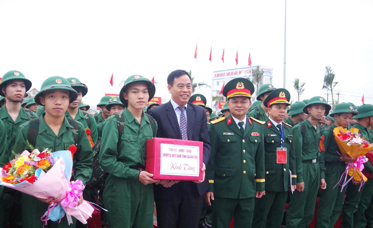 Phó Bí thư Tỉnh uỷ, Chủ tịch HĐND tỉnh Nguyễn Đăng Quang tặng quà cho các tân binh lên đường nhập ngũ.