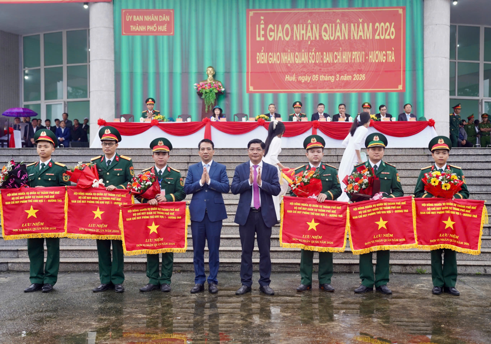 Ông Nguyễn Chí Tài, Phó Bí thư Thành ủy, Chủ tịch Ủy ban MTTQ Việt Nam thành phố Huế và ông Trần Hữu Thùy Giang, Phó Chủ tịch UBND thành phố trao cờ lưu niệm cho các đơn vị nhận quân.