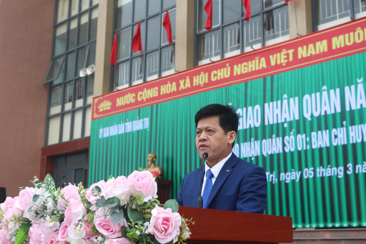 Ông Lê Văn Bảo, Phó Chủ tịch UBND tỉnh, phát biểu tại lễ giao nhận quân&nbsp;số 1 - Ban Chỉ huy PTKV 1 - Đồng Lê.