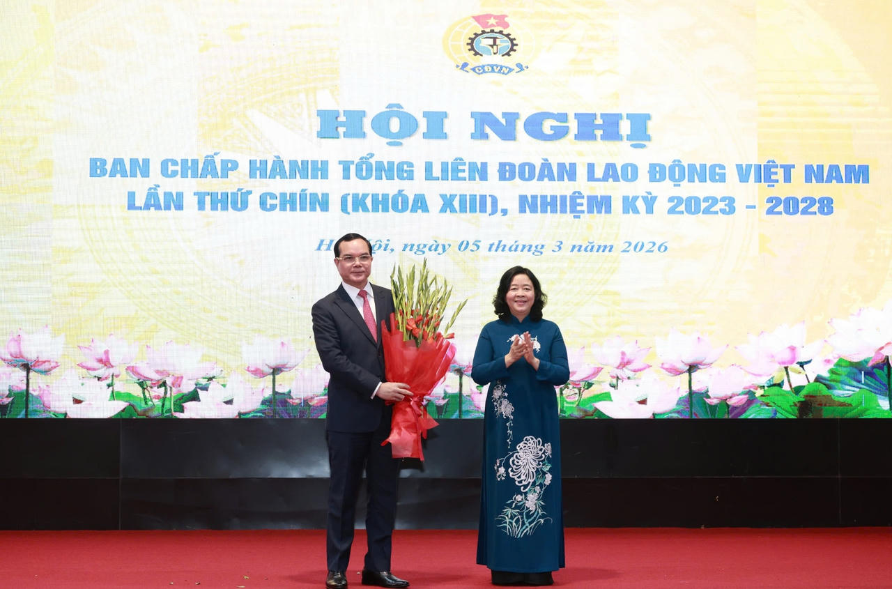 Bà Bùi Thị Minh Hoài chúc mừng ông Nguyễn Đình Khang nhận nhiệm vụ mới.