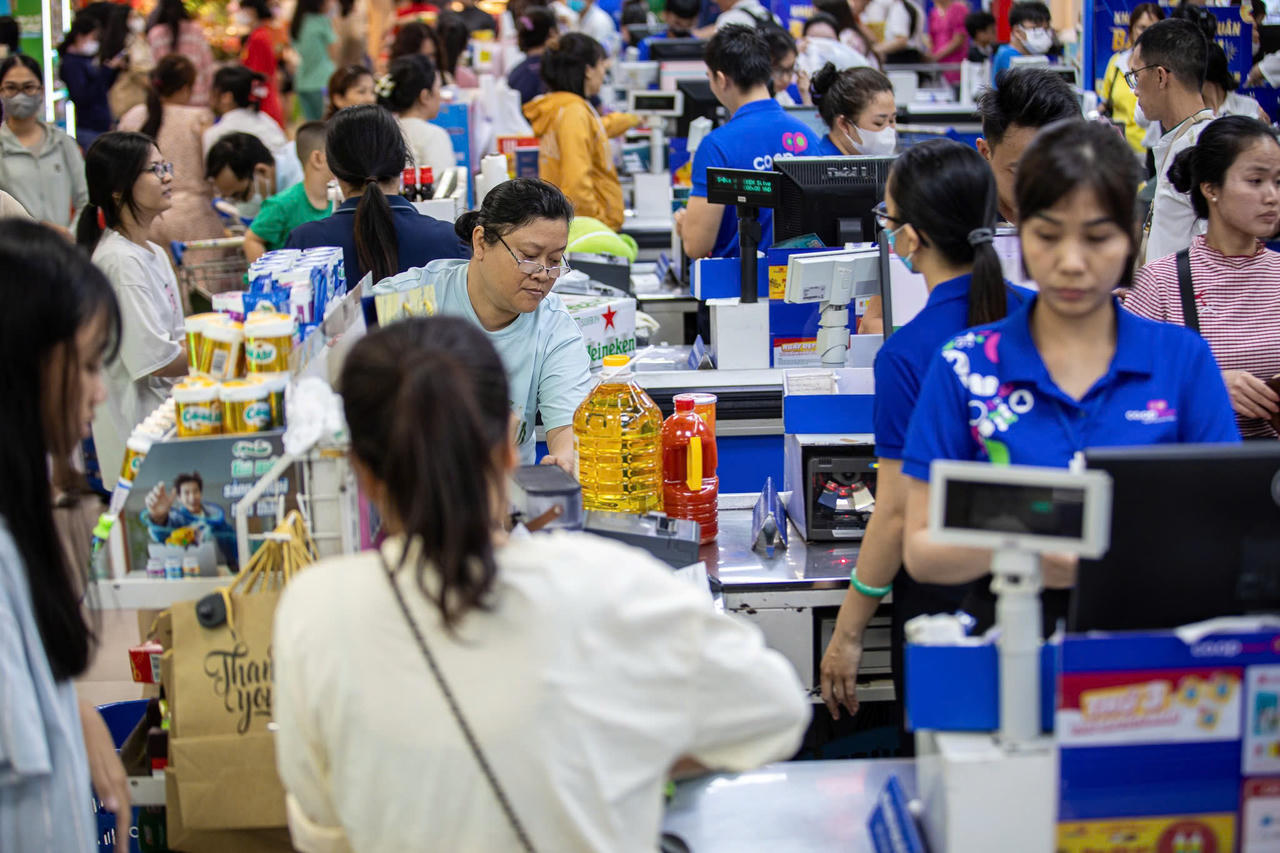 Chương trình 8/3 mang đến không gian mua sắm rộn ràng và nhiều lựa chọn thiết thực