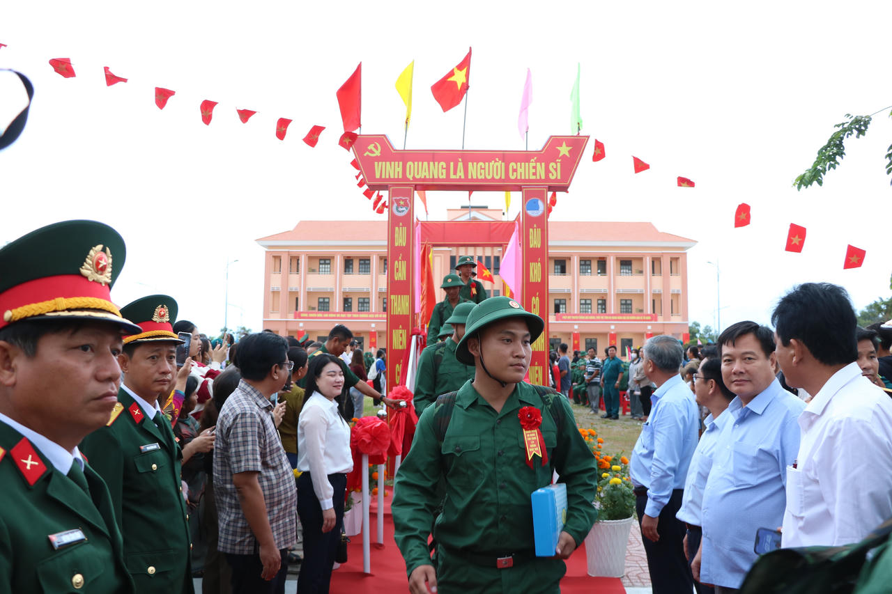 Thiếu tướng Nguyễn Văn Hận dự và chỉ đạo Lễ giao, nhận quân tại Kiên Lương