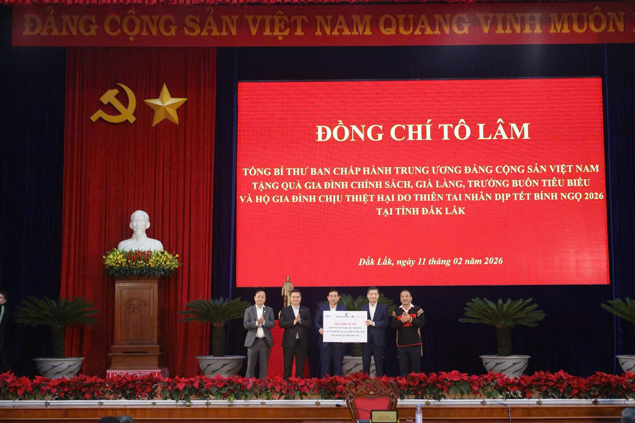Ông Nguyễn Thanh Tùng - Chủ tịch HĐQT Vietcombank (thứ hai từ trái sang) cùng đại diện 2 ngân hàng khác trao kinh phí xây dựng 300 căn nhà cho hộ nghèo tại Đắk Lắk nhân dịp Tết Bính Ngọ 2026