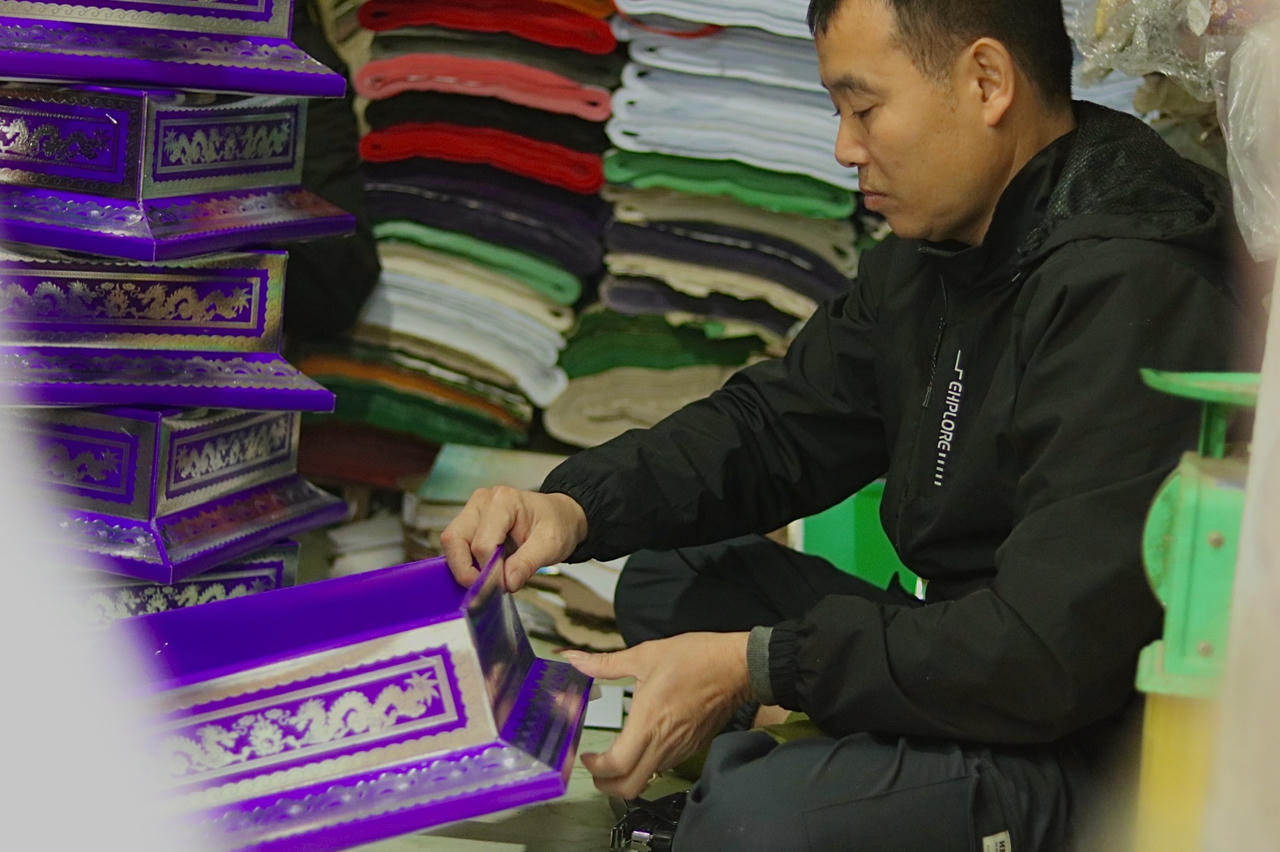 Sự chuyển mình của nghề mã qua những sản phẩm thủ công tinh xảo, đáp ứng nhu cầu văn hóa văn minh hiện đại. (Ảnh: Khánh Xuân)