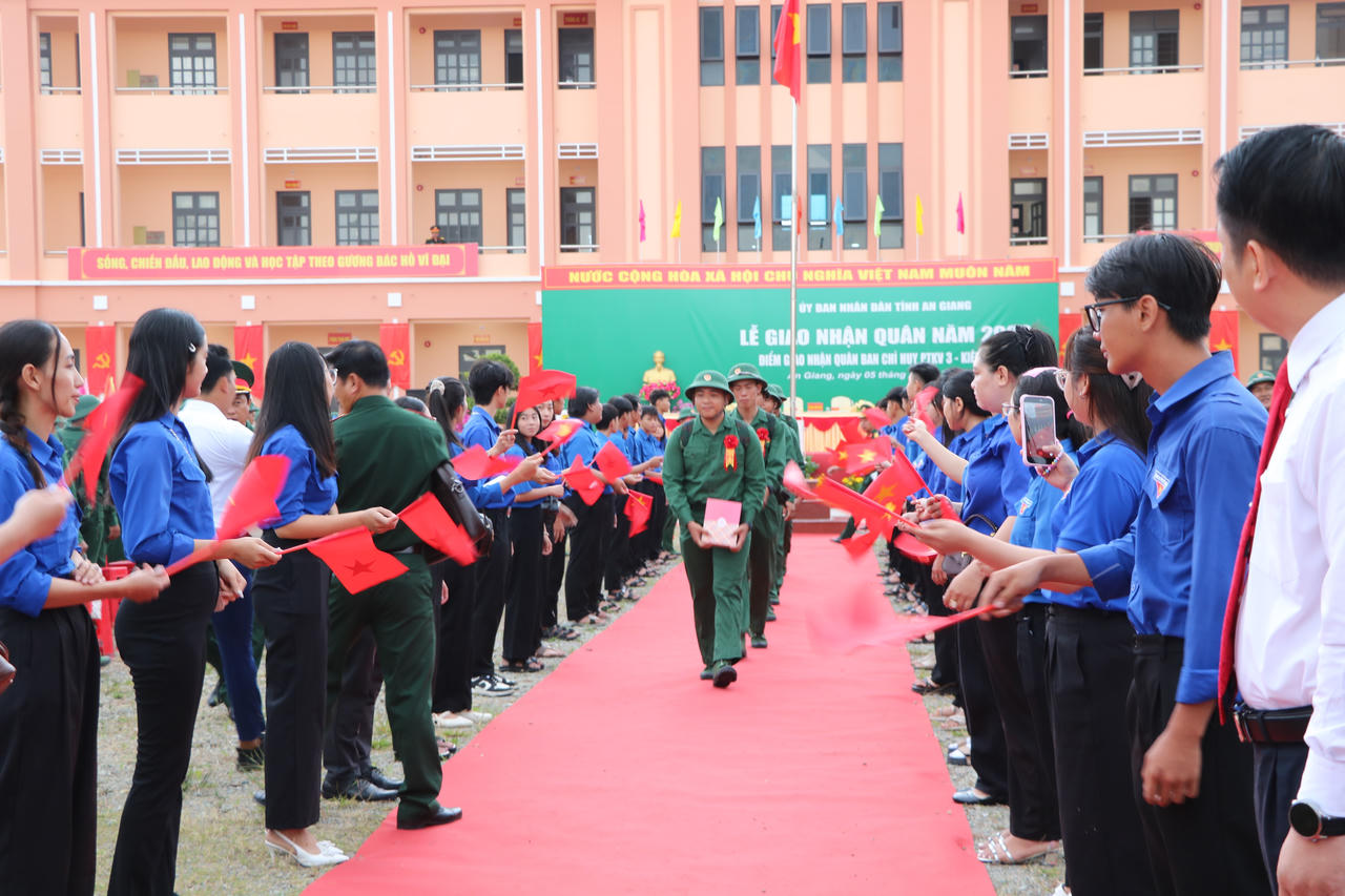 Các thanh niên ưu tú hăng hái lên đường nhập ngũ