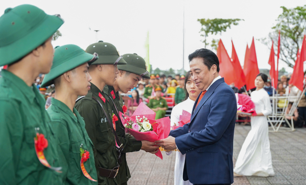 Thanh niên Cố đô Huế hăng hái lên đường nhập ngũ
