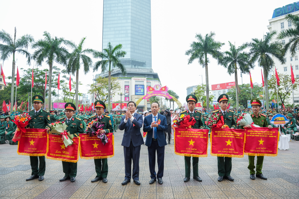 Lãnh đạo thành phố tặng cờ cho các đơn vị nhận quân.