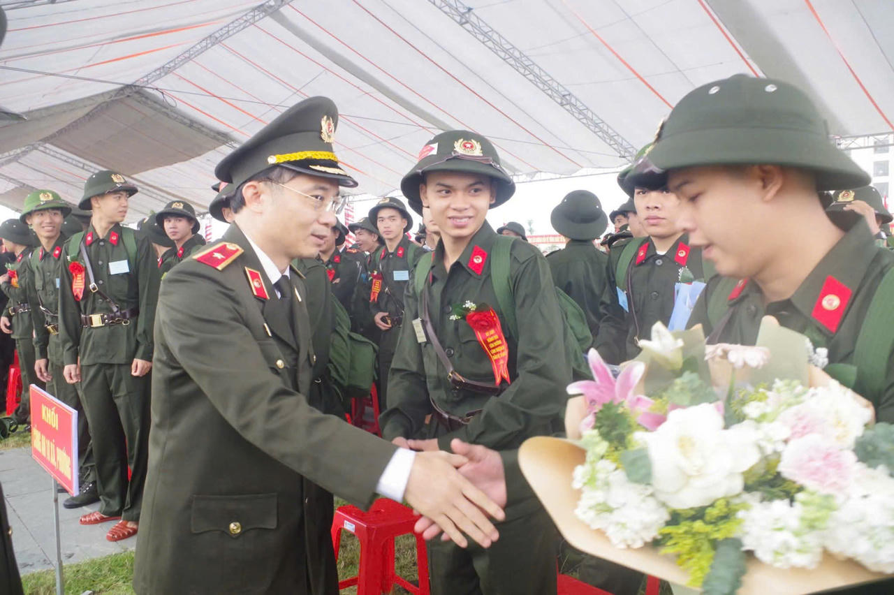 Thiếu tướng Nguyễn Xuân Thao - Giám đốc Công an tỉnh Hà Tĩnh động viên các công dân ưu tú tham gia nghĩa vụ Công an nhân dân.