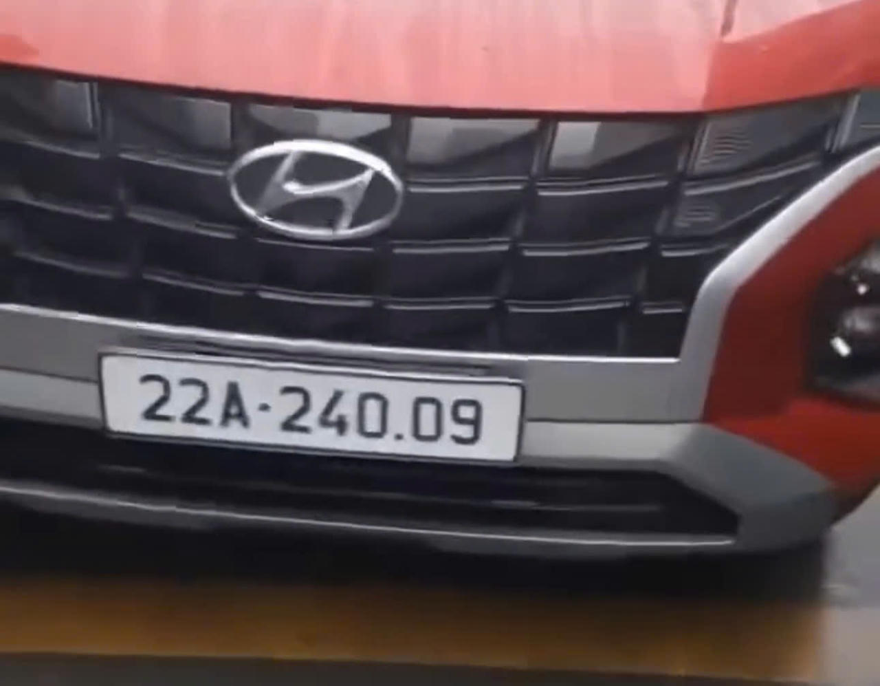 Đi ngược chiều, tài xế ô tô khóa xe thách thức giữa đường