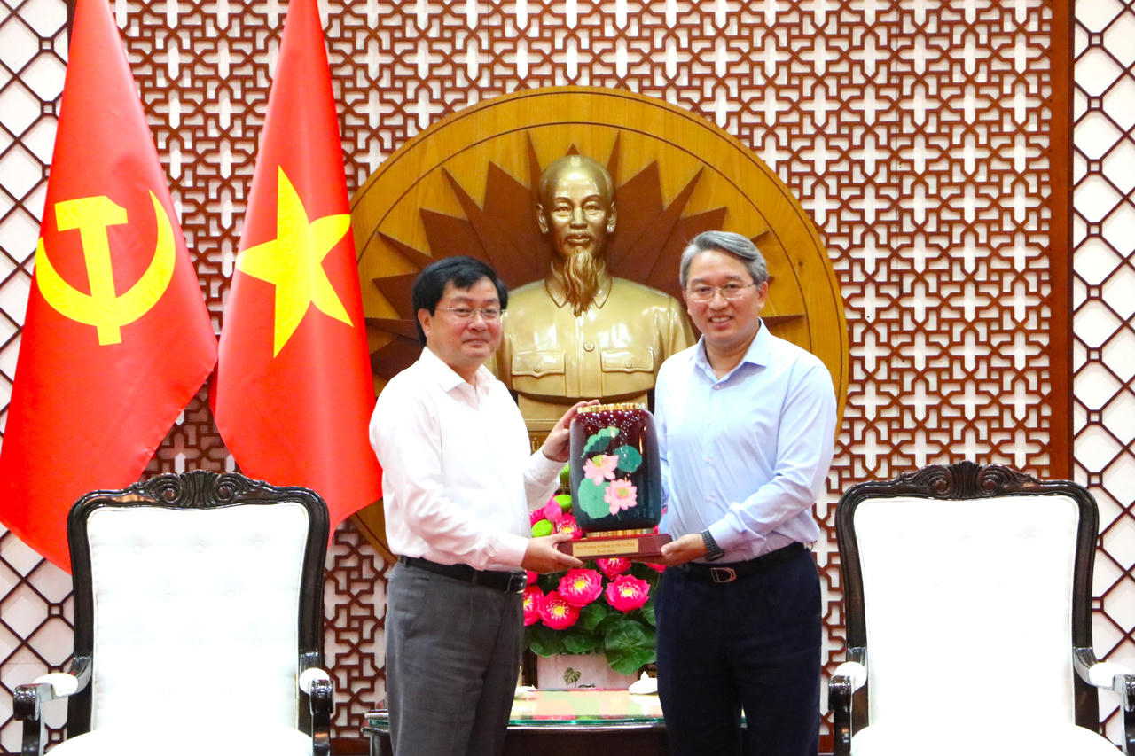 Thay mặt Đảng ủy Bộ Tư ph&aacute;p, Bộ trưởng Nguyễn Hải Ninh tặng qu&agrave; lưu niệm cho địa phương (ảnh: Kh&aacute;nh To&agrave;n)