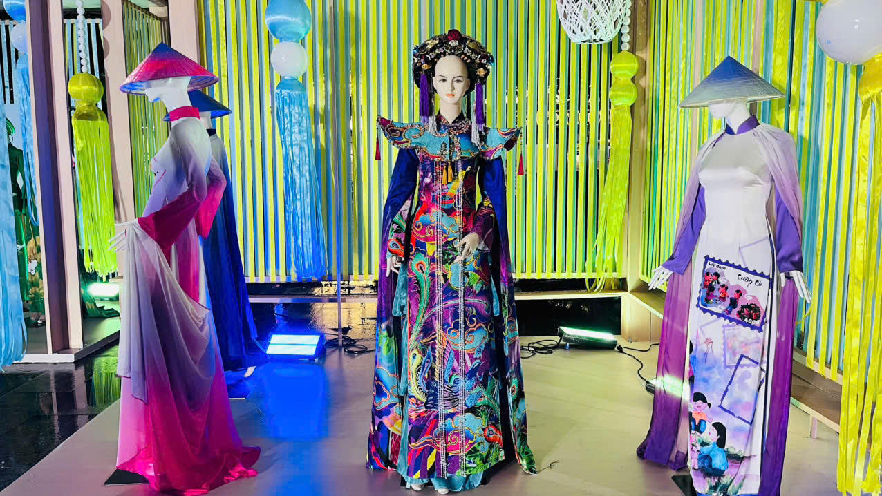 Không gian trưng bày các mẫu thiết kế áo dài tại phố đi bộ Nguyễn Huệ.