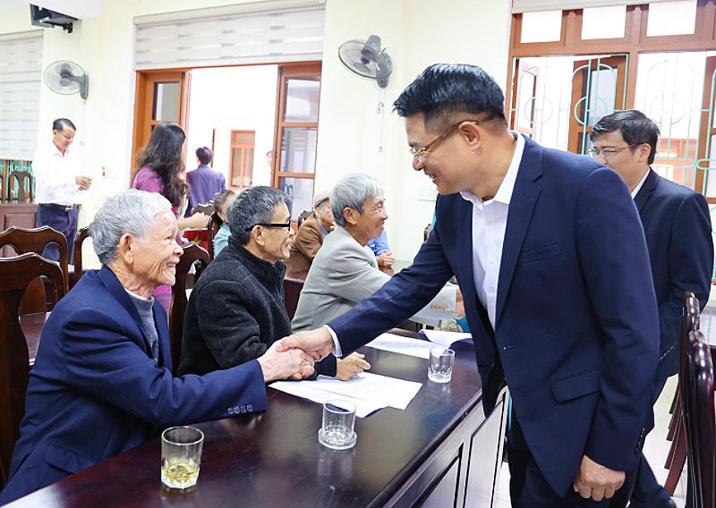  Đồng chí Nguyễn Huy Tiến, Ủy viên Trung ương Đảng, Viện trưởng VKSND tối cao và các cử tri tại Hội nghị.