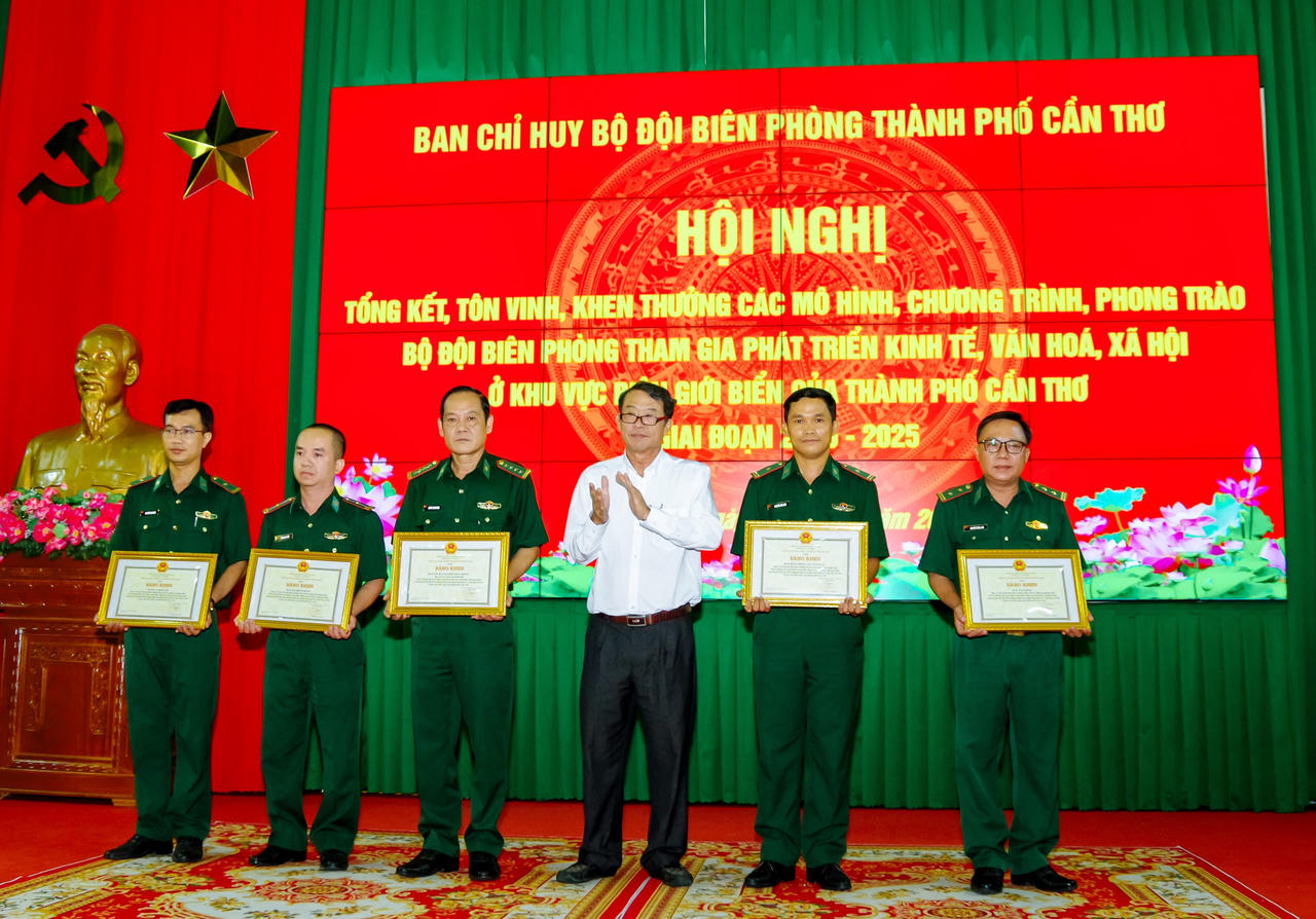 Ông Nguyễn Văn Khởi - Phó Chủ tịch UBND TP trao bằng khen của UBND TP Cần Thơ cho các tập thể