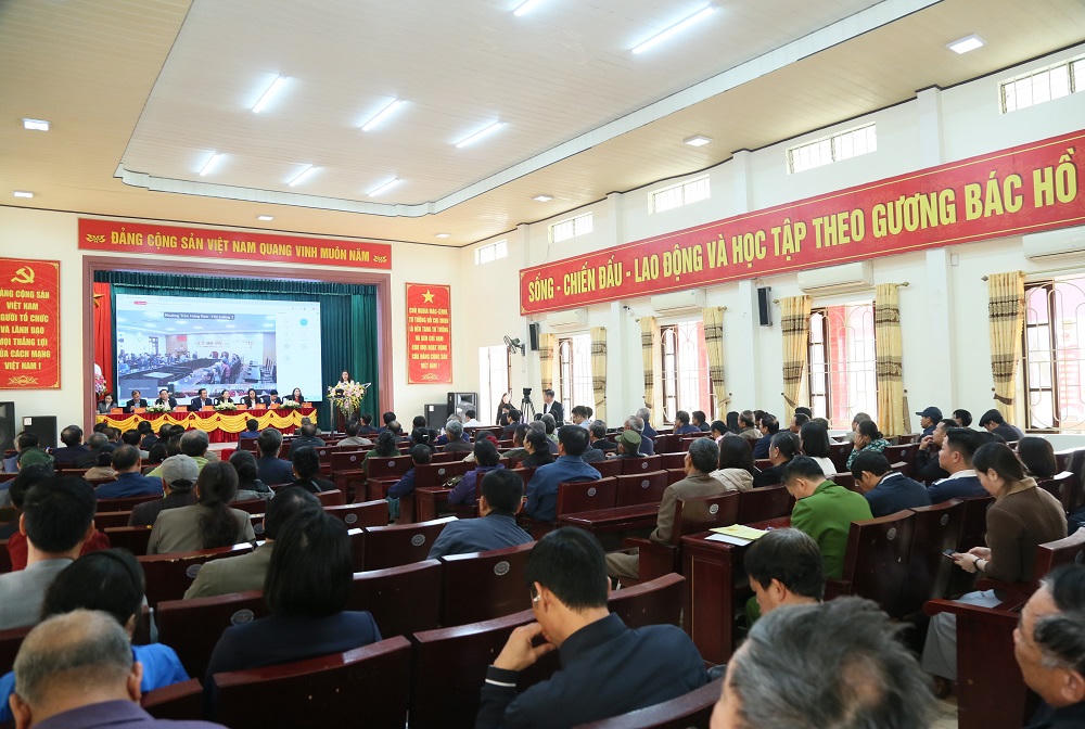 Quang cảnh buổi tiếp xúc cử tri.