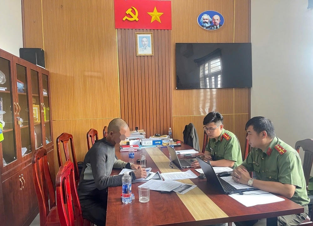 Cơ quan Công an làm việc với 02 trường hợp N.Đ.T và N.L về hành vi đăng tải thông tin sai sự thật trên không gian mạng