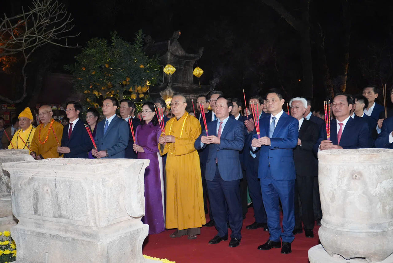 Các đại biểu dâng hương tưởng niệm 692 năm ngày viên tịch của Đệ Tam tổ Trúc Lâm Huyền Quang Tôn giả