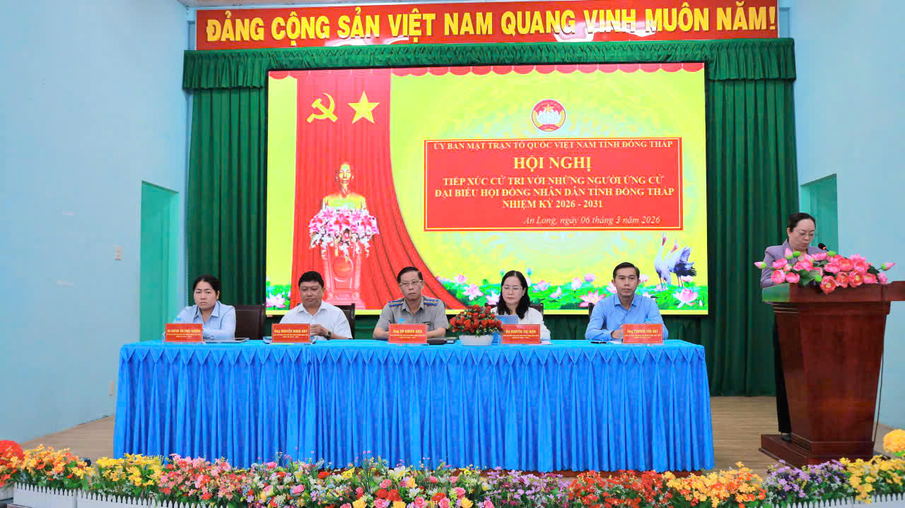 Ông Vũ Quang Hiện - Trưởng THADS tỉnh Đồng Tháp (giữa) và các ứng cử viên Đại biểu HĐND tỉnh Đồng Tháp tiếp xúc cử tri