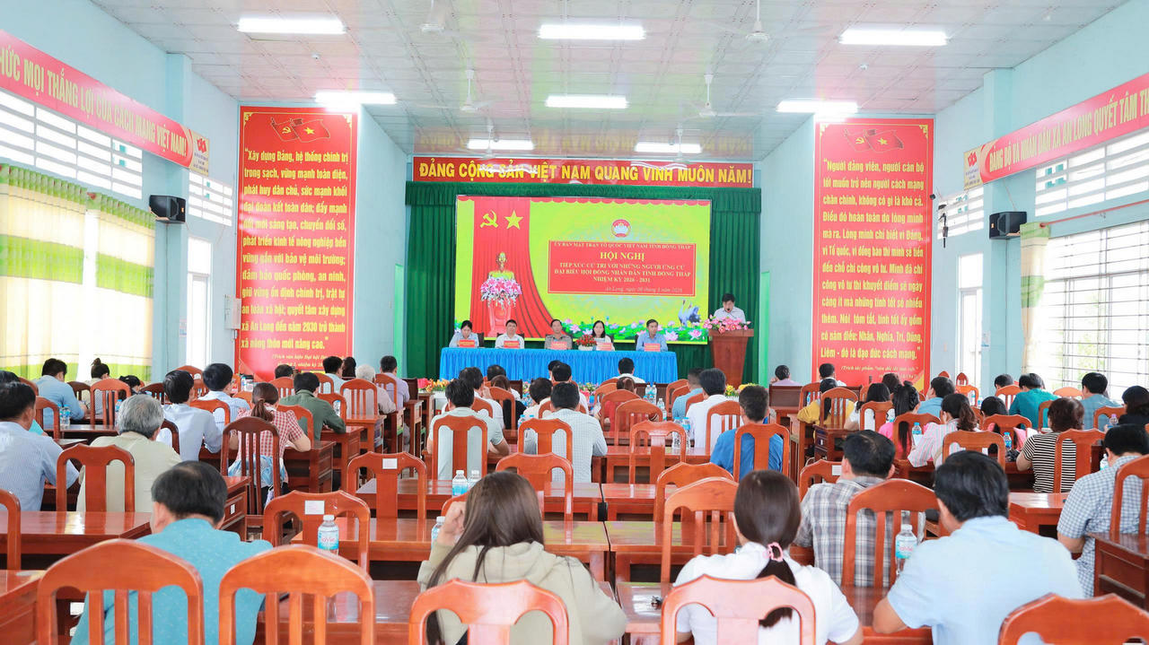 Quang cảnh buổi tiếp xúc cử tri