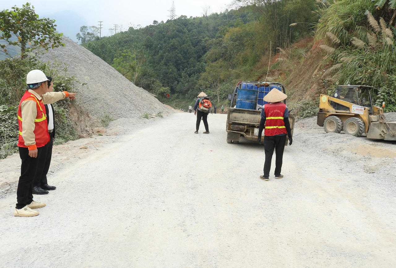 Đơn vị thi công đang khẩn trương triển khai với nhiều mũi thi công đồng loạt.